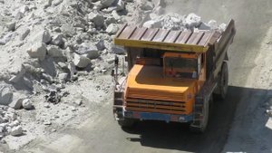 Груженый самосвал забирается в гору, БЕЛАЗ-7540
