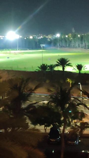 Вид из окна отеля Al Hamra Residence на город ночью смотреть онлайн