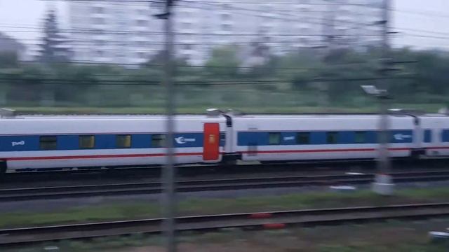 Электровоз ЭП20-008 с пассажирским поездом "Стриж" смотреть онлайн