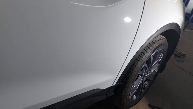 Безокрасочный ремонт двери и крыла Джили Кулрей.