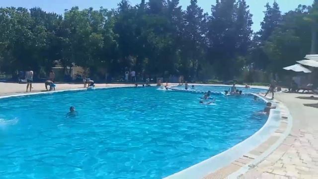 Сиҳатгоҳ бассейнида болалар ёзги дам олиш кунларини маза қилиб ўтказишмоқда смотреть онлайн