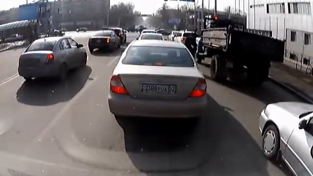 Алматы. Попрошайка на дороге 20150219 1111 смотреть онлайн