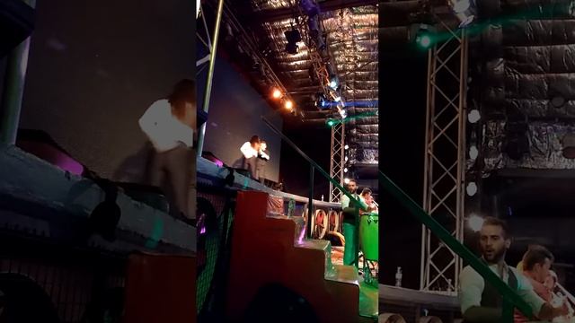 Adriano baila salsa