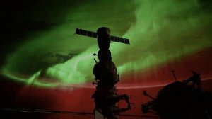 Пролёт МКС над роем полярных сияний.