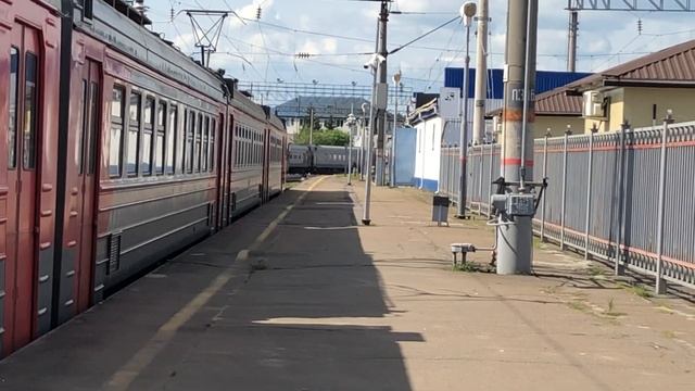 ЭП1М-??? С пассажирским поездом сообщением Архангельск - Новороссийск прибывает на станцию Лиски