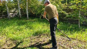 Косьба по опавшей осенней листве.