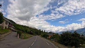 Поездка высоко над озером Серр-Понсон из Руссе в Эмбрун на юге Франции.
