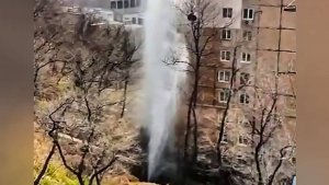 Фонтан кипятка высотой с 9-этажный дом забил из-под земли во Владивостоке