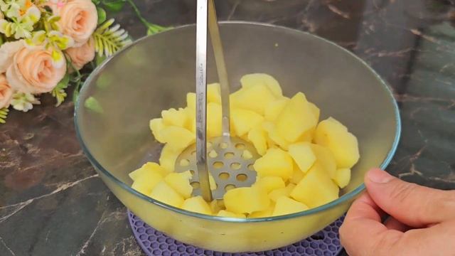 Мой муж хочет это каждое утро! Готово за считанные минуты! ВОЗДУШНЫЕПИРОЖКИ С КАРТОШКОЙ! смотреть онлайн