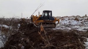 Бульдозер на расчистке полей