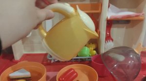 играем в игрушечный чайник, игра в повара и детскую посудку