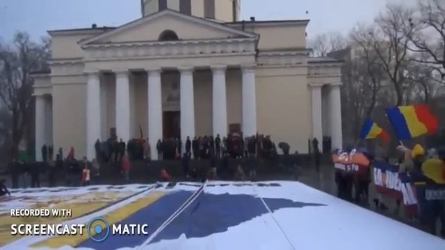 Кишинёв 2015 : Флаг РумыноУнионистов Ветер Рвёт в Клочья !!! смотреть онлайн