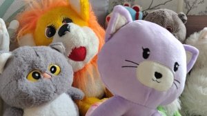 Плюшевый котенок весело танцует для малышей