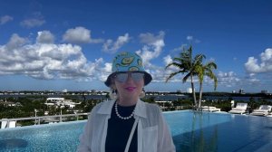 Показ мод. Авокадо панамка.