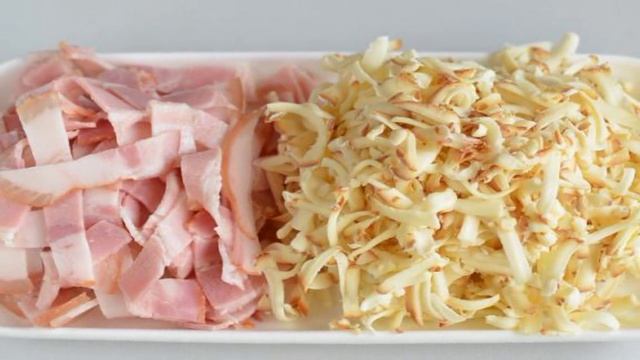 Соленая коса с сыром и беконом