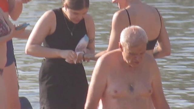 КРАСИВЫЕ МОЛОДЫЕ ДЕВУШКИ ЗАГОРАЮТ В ОЗЕРКАХ смотреть онлайн