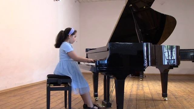 Бах И  С  Менуэт из Французской сюиты 2 исп. Комахидзе Екатерина 8 лет
