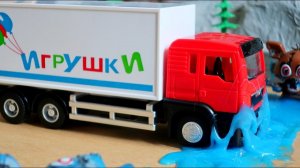Игрушечные машинки. Авария на дороге. Полицейская машина - трансформер