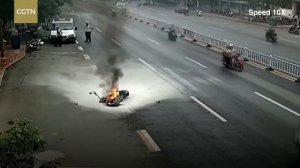 Настоящий Китай.  Электросамокат загорелся, пассажир получил ожоги.