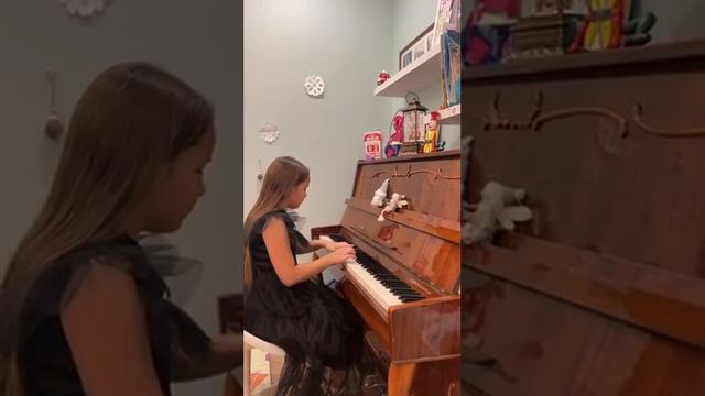 Маленькой ёлочке вариации М.Красева. Исполняет Шагивалеева Динара. Всех с Наступающим 2024 годом. смотреть онлайн