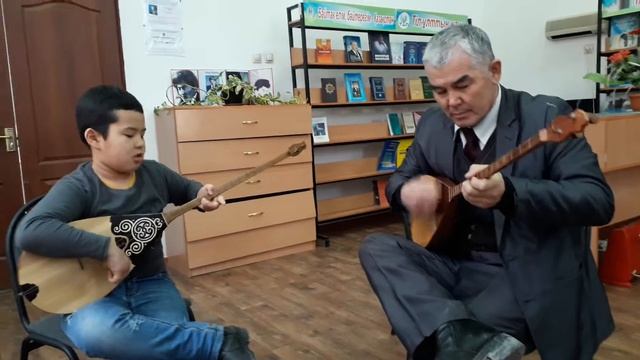 ұстазы мен шәкірті Алиханмен күй орындауда смотреть онлайн