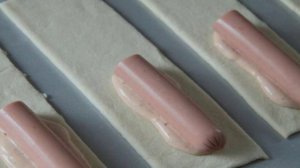 Сосиски в слоеном тесте с сыром и соусом