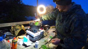 РЫБАЛКА НА ФИДЕР С НОЧЁВКОЙ . МЯСО С ОВОЩАМИ В КАЗАНЕ . ОТДЫХ У РЕКИ В ДИКОЙ ПРИРОДЕ . ВЕСНА .