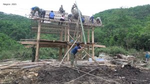 София 13. София строит деревянный дом вместе с бригадой поденных работников возле котлована