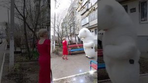 Поздравление от белого мишки в Оренбурге .mp4