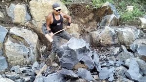 Строительство, самый сильный шахтёр разбивает камни, продолжение