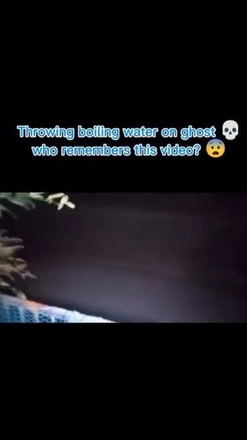 Что происходит на этом видео? И на кого он проливает кипящую воду?