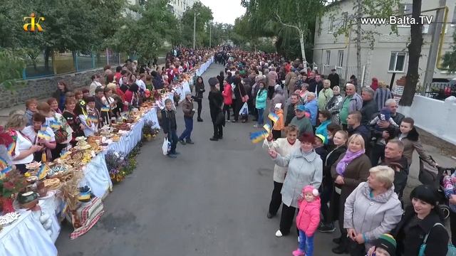 Рекорд України в м.Балта. 140 метрів - найдовший стіл зі стравами національної кухні.