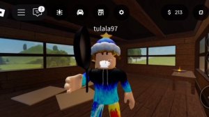 Пытаюсь сбежать от соседа в Roblox.