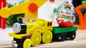 Паровозики Томас. Деревянная железная дорога. Киндер сюрпризы