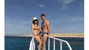 Актер Евгений Сморигин показал жену на отдыхе  Ты онемеешь, увидив его избранницу