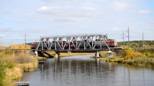 Сцепка электровозов ВЛ следует по мосту через Исеть в Палкино