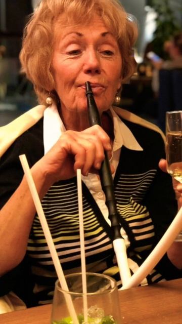 Катерина Кузнєцова показала фото 85-річної бабусі з кальяном і келихом шампанського: Модниця