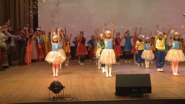 ОХУ-ЫН ЭЛЧИН САЙДЫН ЯАМНААС 200 ГАРУЙ ХҮҮХДЭД ШИНЭ ЖИЛИЙН БЭЛЭГ ӨГЛӨӨ смотреть онлайн