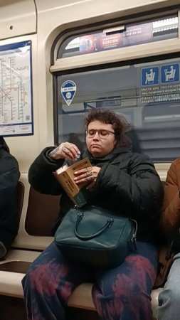 Девушка с татуировками на пальцах
