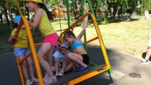 ДЕТИ КУПАЮТСЯ В ФОНТАНЕ - Лето не уходи!!
