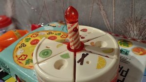 играем в детский торт со светящейся свечой