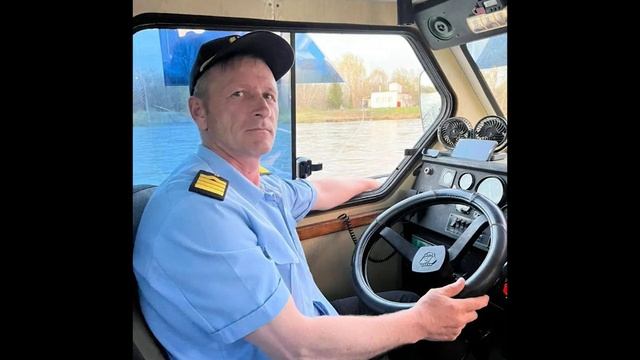 Экипаж теплохода спас двух человек, перевернувшихся на лодке в ВКО смотреть онлайн