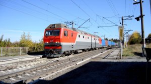 2ЭС6-1092 с грузовым поездом следует через переезд Хуторята в Екатеринбурге