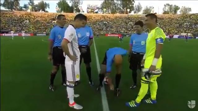 Перед матчем копа Америка монета упала на ребро...