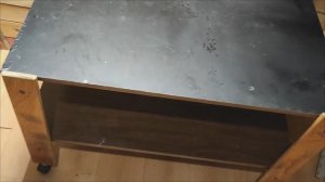 Удобный столик на колесах.