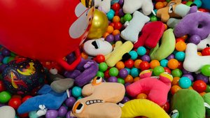 играем в детском сухом бассейне в шарики и в мягкие игрушки буквы алфавит лор