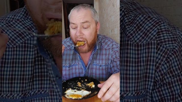 Пробую первый раз грибы строчки с яичницей.
#грибы #грибыстрочки #мукбанг #пробую
