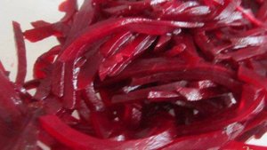 Салат со свеклой, яблоком и козьим сыром