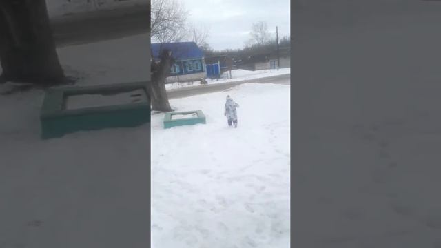 Лиза играет в прятки с бабушкой