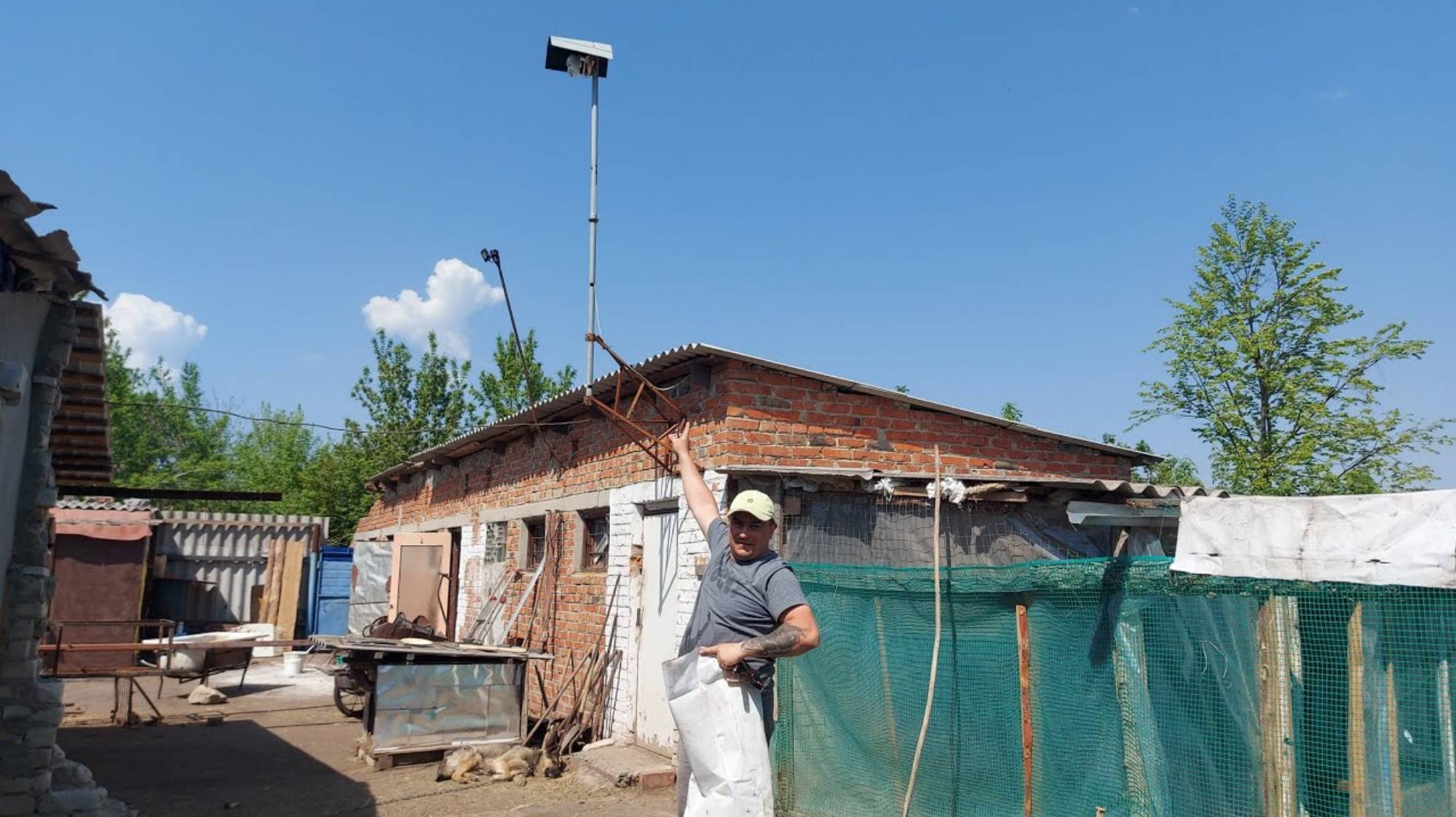 Саня Новиков. Мы его поймали с помощью камеры. Досадили огород.